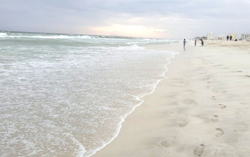 شاطئ الدهاريز أجمل الوجهات السياحية في صلالة