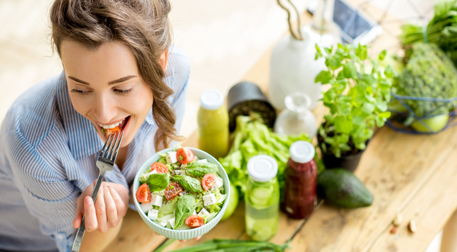 العناصر الغذائية الأساسية ودورها في صحة البشرة والشعر